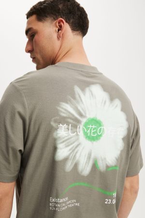 Cropped Fit Graphic T-Shirt