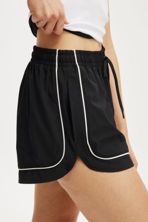 Woven Curved Hem Short